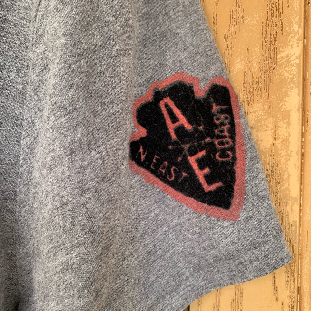 π3/$25 American Eagle Outfitters Gray and Red Graphic Tee large - Picture 3 of 9